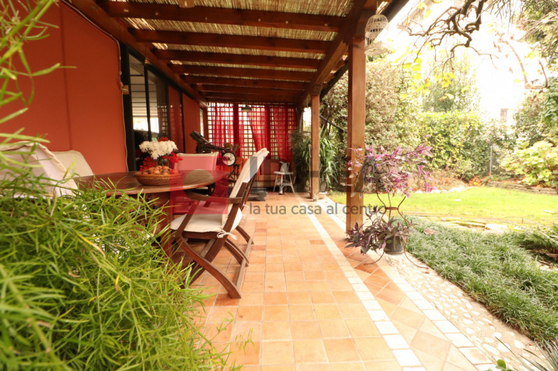 CASIER: CENTRO

Inserita in un bel contesto residenziale, in zona centrale al paese, ma distante ...