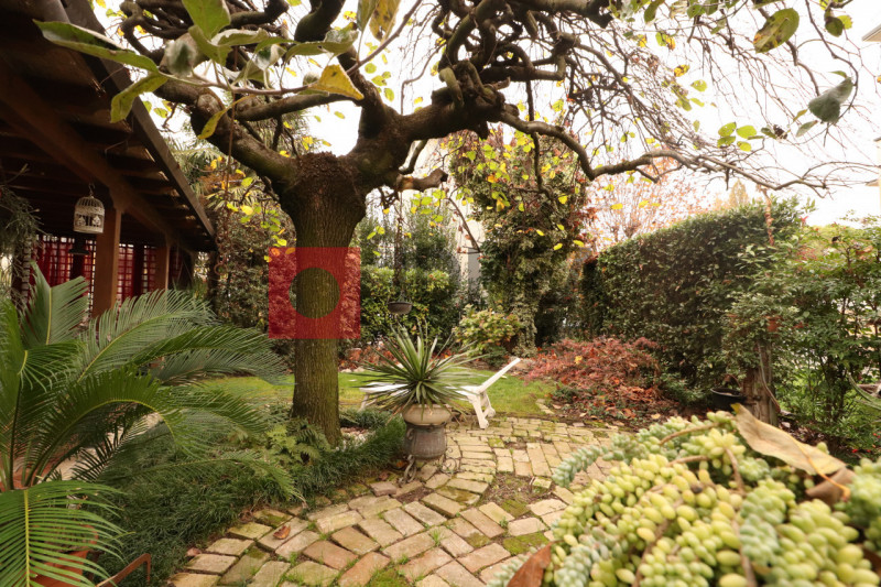 CASIER: CENTRO

Inserita in un bel contesto residenziale, in zona centrale al paese, ma distante ...