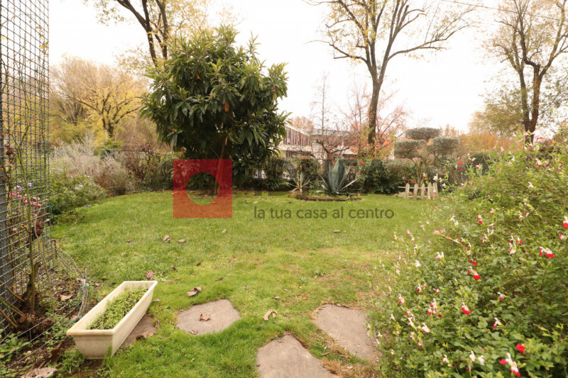 CASIER: CENTRO

Inserita in un bel contesto residenziale, in zona centrale al paese, ma distante ...