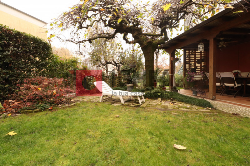 CASIER: CENTRO

Inserita in un bel contesto residenziale, in zona centrale al paese, ma distante ...