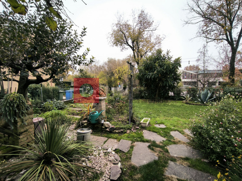 CASIER: CENTRO

Inserita in un bel contesto residenziale, in zona centrale al paese, ma distante ...