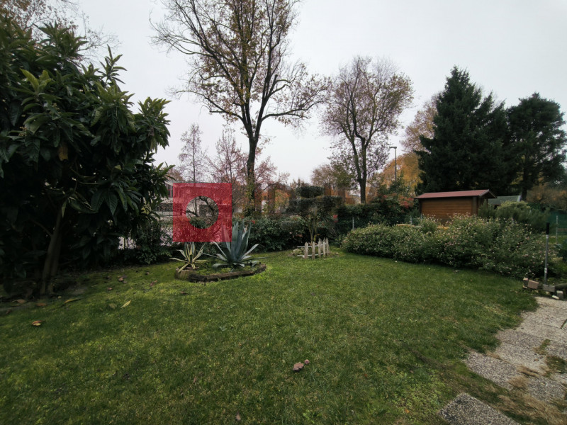 CASIER: CENTRO

Inserita in un bel contesto residenziale, in zona centrale al paese, ma distante ...