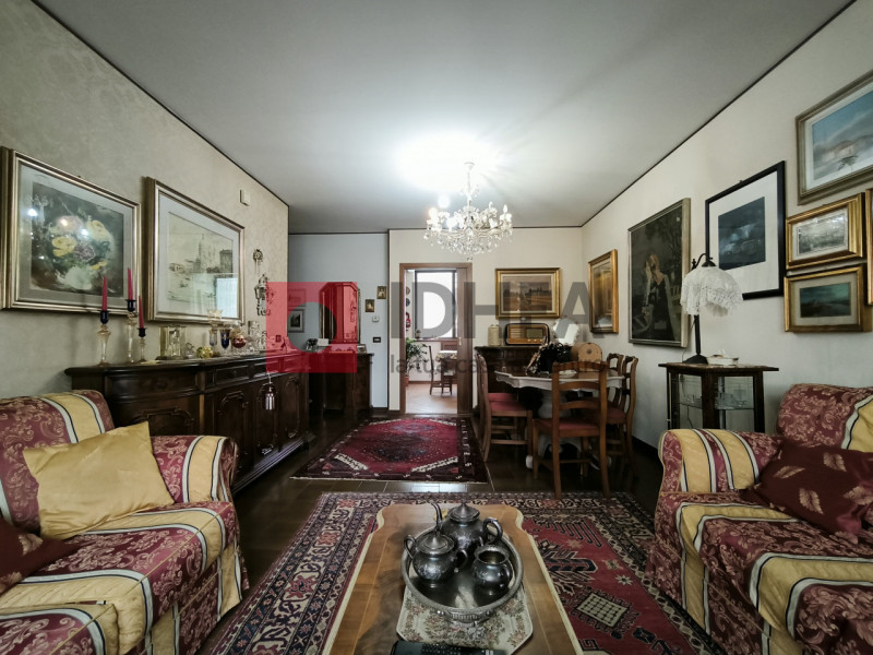 CASIER: CENTRO

Inserita in un bel contesto residenziale, in zona centrale al paese, ma distante ...