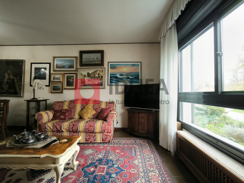 CASIER: CENTRO

Inserita in un bel contesto residenziale, in zona centrale al paese, ma distante ...