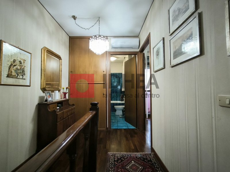 CASIER: CENTRO

Inserita in un bel contesto residenziale, in zona centrale al paese, ma distante ...