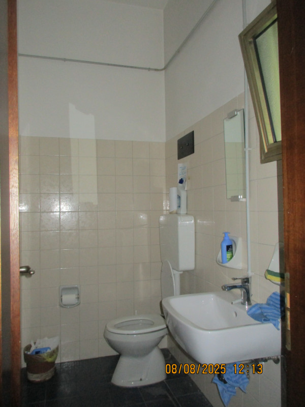 San Bortolo, Scuole Prati, negozio su due livelli distribuiti in 80 mq al piano terra e 150 mq al...