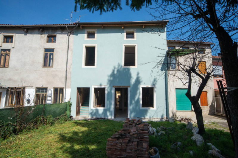Se stai cercando una casa da trasformare in un progetto unico, capace di rispecchiare pienamente ...