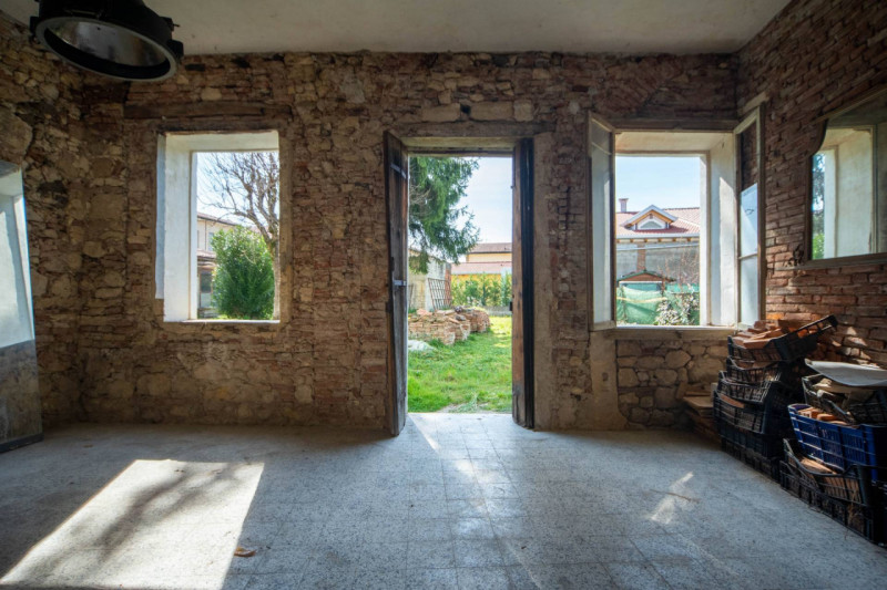 Se stai cercando una casa da trasformare in un progetto unico, capace di rispecchiare pienamente ...