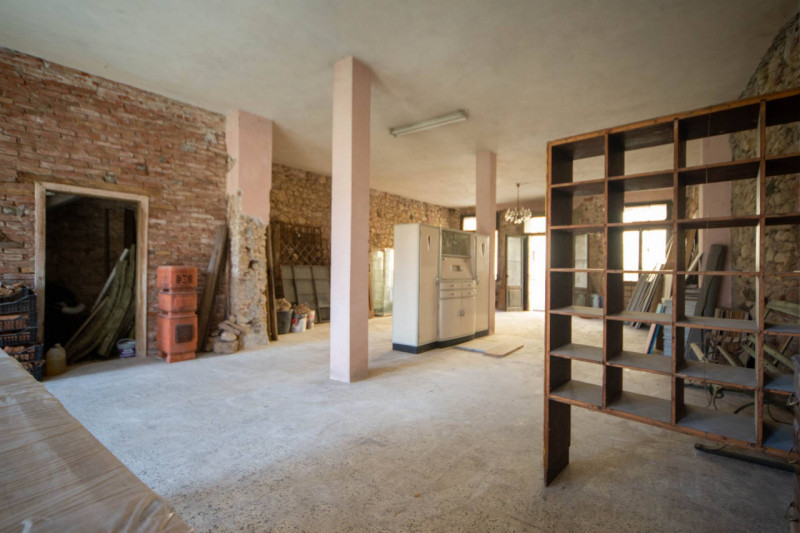 Se stai cercando una casa da trasformare in un progetto unico, capace di rispecchiare pienamente ...