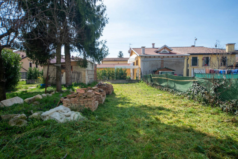 Se stai cercando una casa da trasformare in un progetto unico, capace di rispecchiare pienamente ...