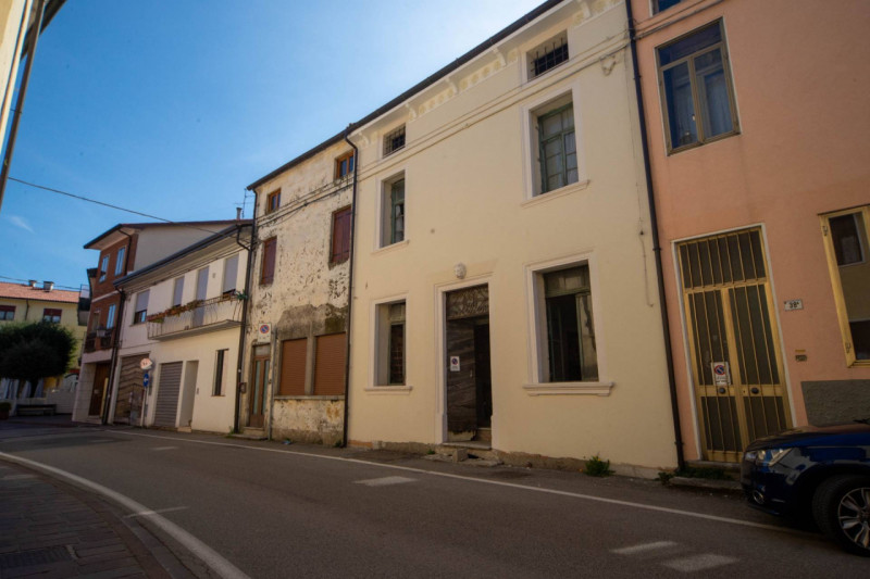 Se stai cercando una casa da trasformare in un progetto unico, capace di rispecchiare pienamente ...