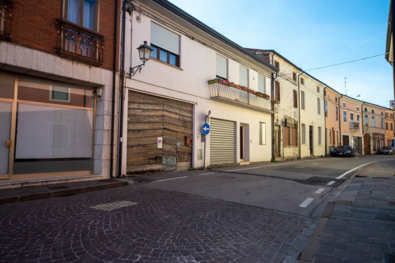 Se stai cercando una casa da trasformare in un progetto unico, capace di rispecchiare pienamente ...