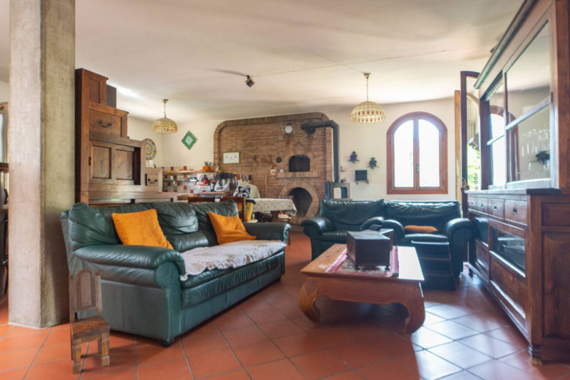 In una via per soli residenti, tranquilla e ben abitata, vi proponiamo in vendita splendida villa...