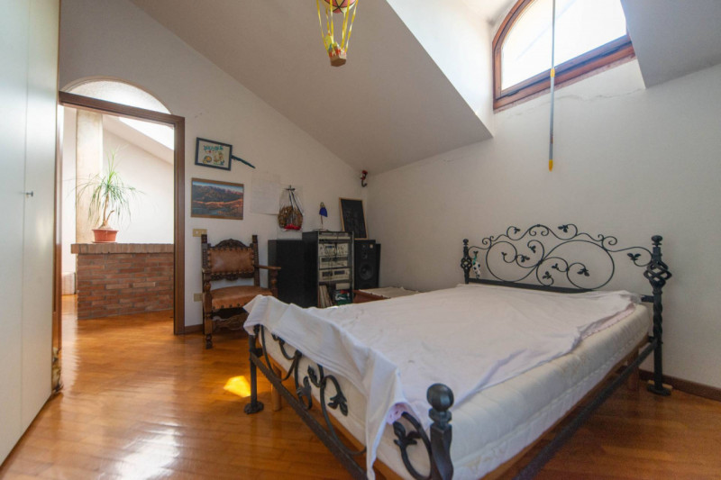 In una via per soli residenti, tranquilla e ben abitata, vi proponiamo in vendita splendida villa...