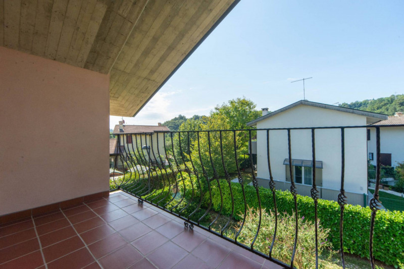 In una via per soli residenti, tranquilla e ben abitata, vi proponiamo in vendita splendida villa...