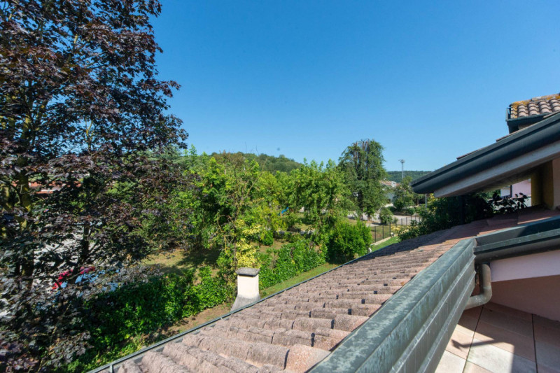 In una via per soli residenti, tranquilla e ben abitata, vi proponiamo in vendita splendida villa...