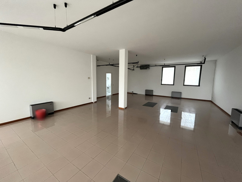 VEGGIANO, zona centralissima, in un contesto di palazzina dove al piano terra abbiamo uffici, neg...