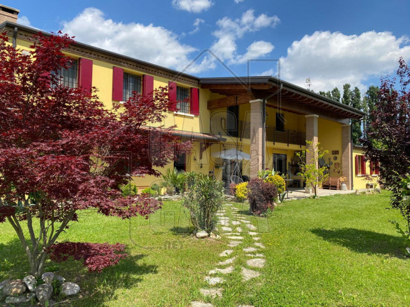 ALBIGNASEGO

In zona interna e verdeggiante, villa singola di recente costruzione dalle ampie met...