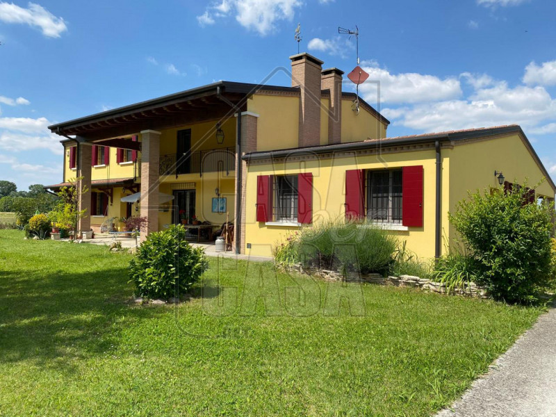 ALBIGNASEGO

In zona interna e verdeggiante, villa singola di recente costruzione dalle ampie met...