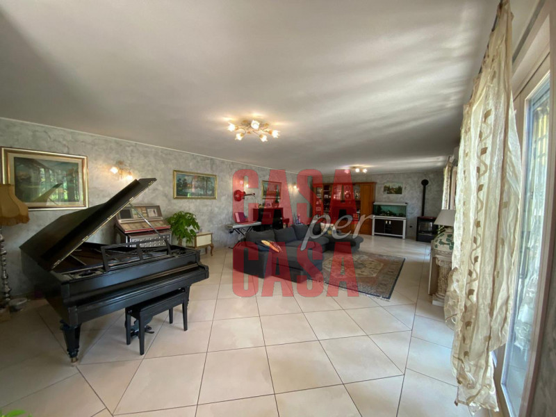 ALBIGNASEGO

In zona interna e verdeggiante, villa singola di recente costruzione dalle ampie met...