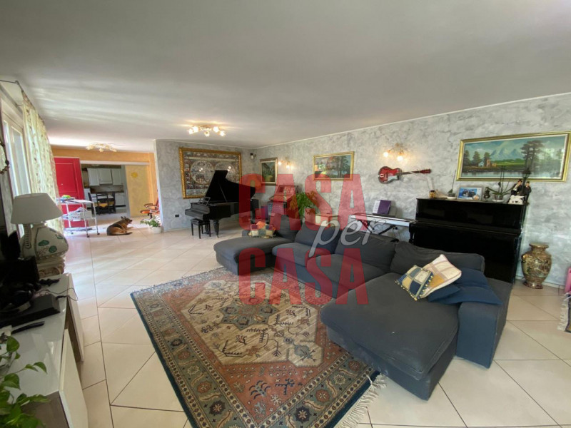 ALBIGNASEGO

In zona interna e verdeggiante, villa singola di recente costruzione dalle ampie met...