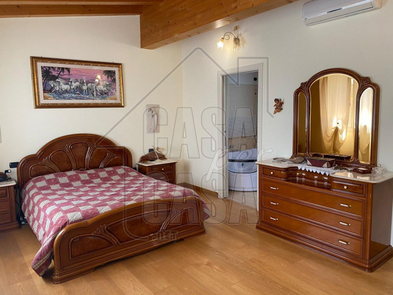 ALBIGNASEGO

In zona interna e verdeggiante, villa singola di recente costruzione dalle ampie met...