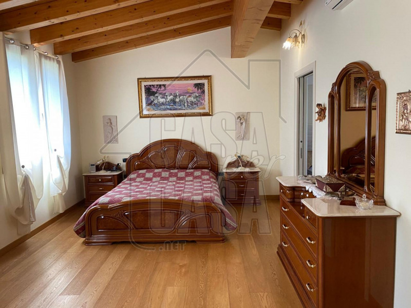 ALBIGNASEGO

In zona interna e verdeggiante, villa singola di recente costruzione dalle ampie met...