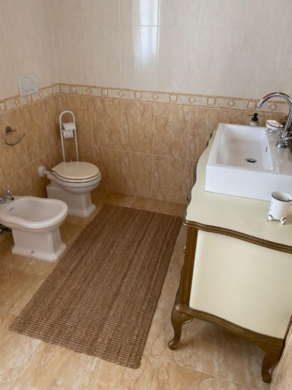 ALBIGNASEGO

In zona interna e verdeggiante, villa singola di recente costruzione dalle ampie met...