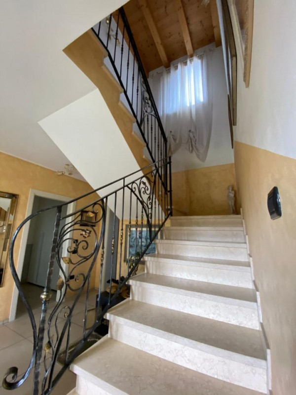 ALBIGNASEGO

In zona interna e verdeggiante, villa singola di recente costruzione dalle ampie met...