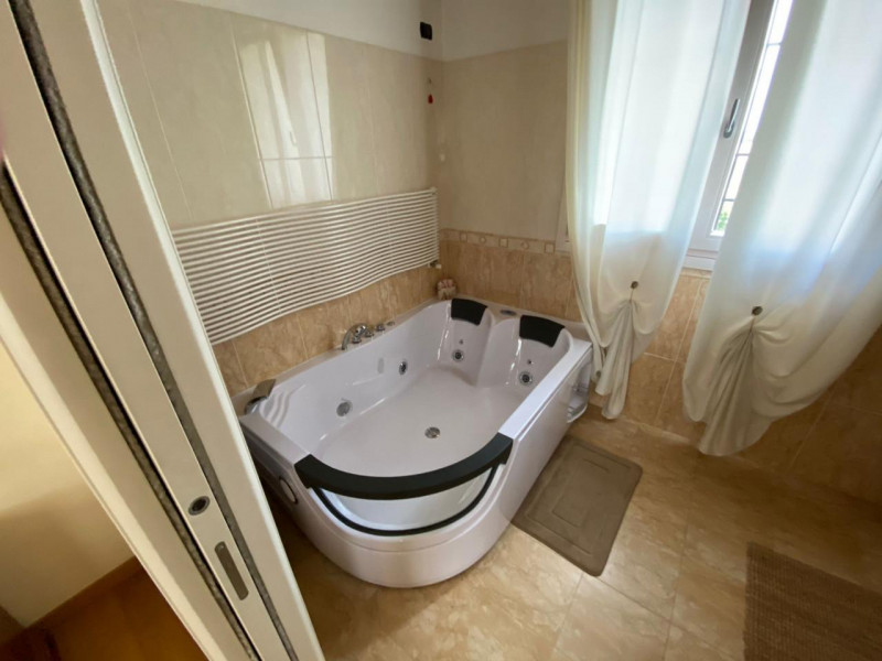 ALBIGNASEGO

In zona interna e verdeggiante, villa singola di recente costruzione dalle ampie met...