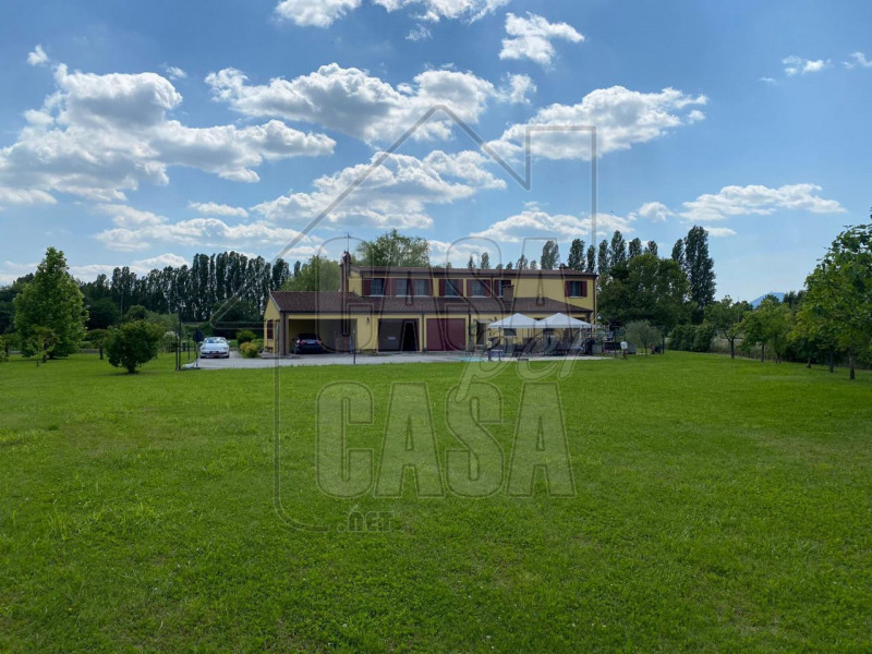 ALBIGNASEGO

In zona interna e verdeggiante, villa singola di recente costruzione dalle ampie met...