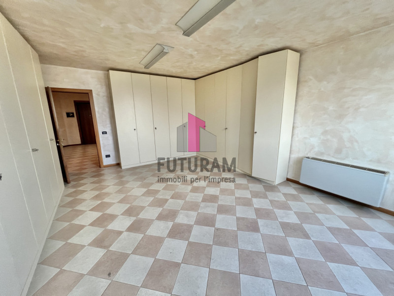 RIF: 002NM  -  MELLAREDO DI PIANIGA  -  PER INFO 0444/310220

IN ZONA CENTRALE E BEN SERVITA A ME...