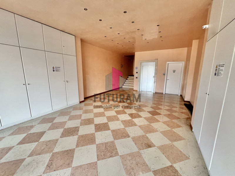 RIF: 002NM  -  MELLAREDO DI PIANIGA  -  PER INFO 0444/310220

IN ZONA CENTRALE E BEN SERVITA A ME...