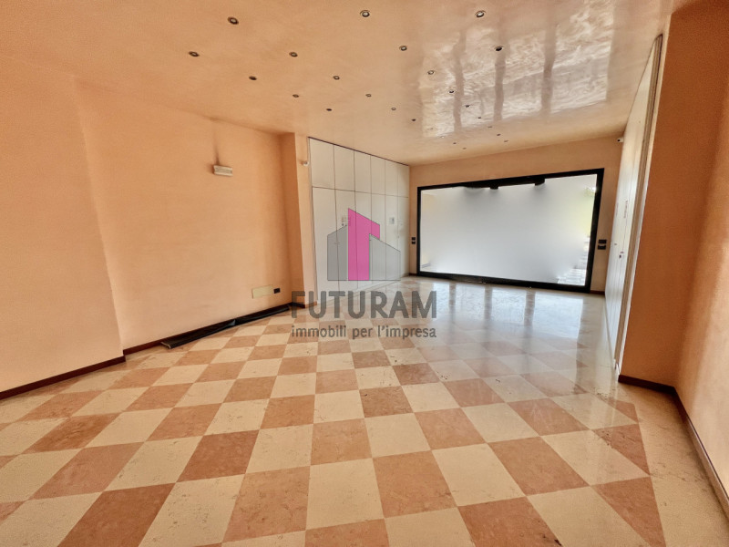 RIF: 002NM  -  MELLAREDO DI PIANIGA  -  PER INFO 0444/310220

IN ZONA CENTRALE E BEN SERVITA A ME...