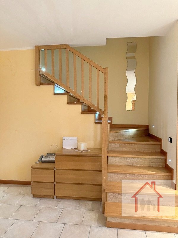 L’Agenzia Immobiliare Luxor propone in vendita una splendida porzione di testa in trifamiliare si...