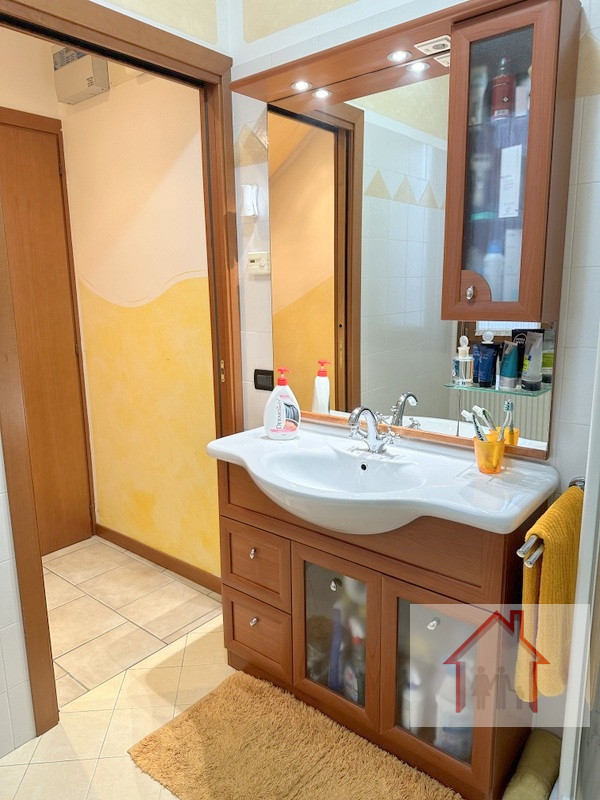 L’Agenzia Immobiliare Luxor propone in vendita una splendida porzione di testa in trifamiliare si...