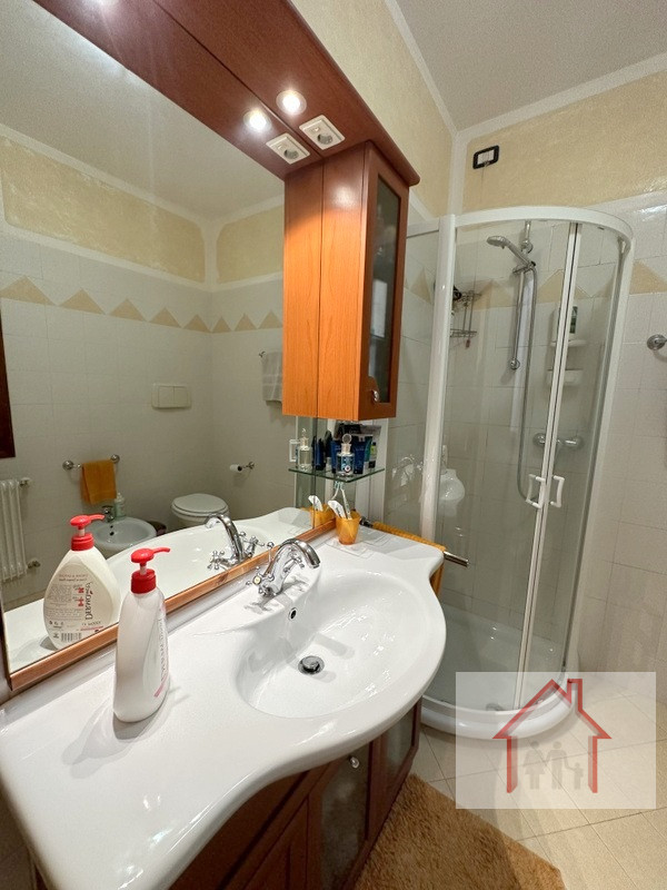 L’Agenzia Immobiliare Luxor propone in vendita una splendida porzione di testa in trifamiliare si...