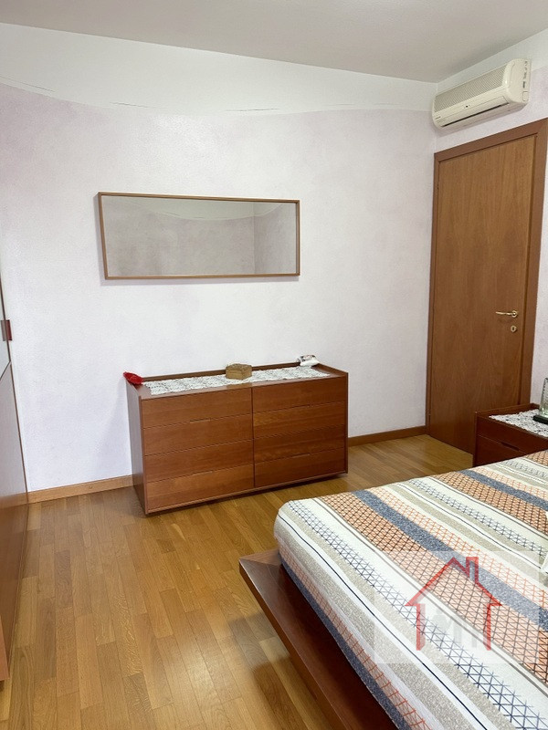 L’Agenzia Immobiliare Luxor propone in vendita una splendida porzione di testa in trifamiliare si...