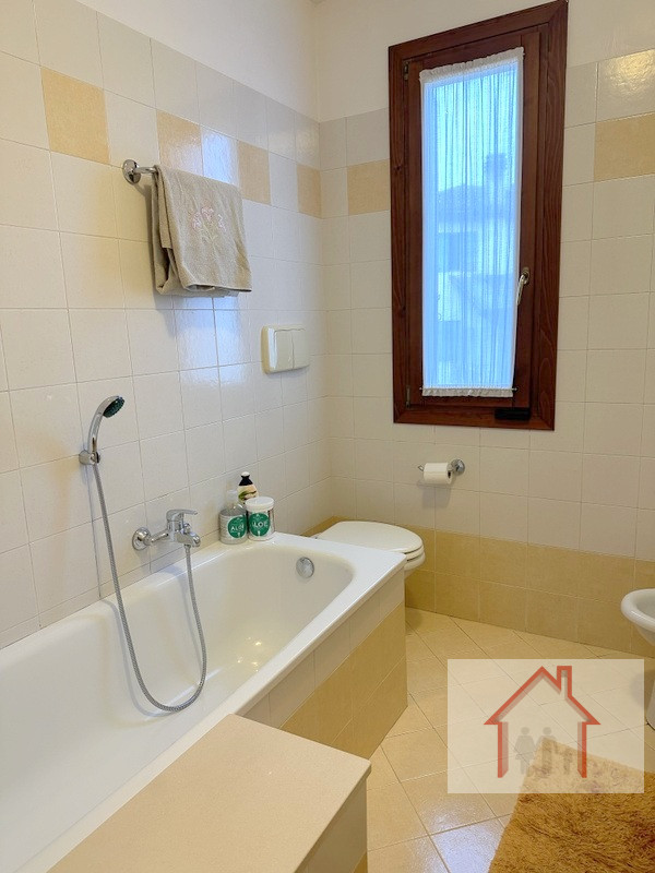 L’Agenzia Immobiliare Luxor propone in vendita una splendida porzione di testa in trifamiliare si...