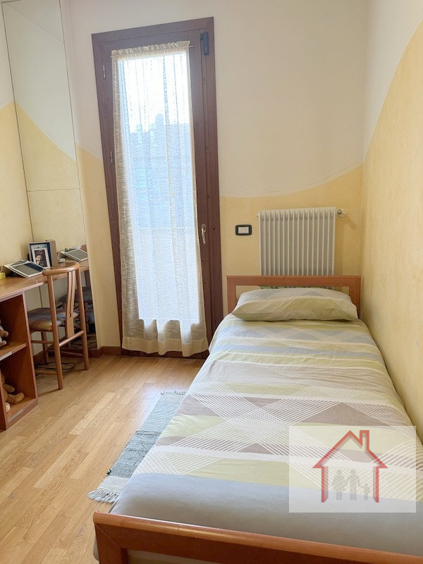 L’Agenzia Immobiliare Luxor propone in vendita una splendida porzione di testa in trifamiliare si...