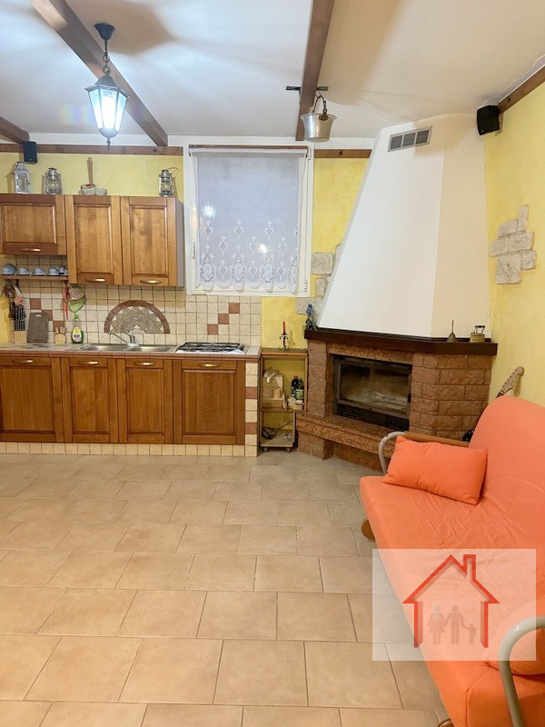 L’Agenzia Immobiliare Luxor propone in vendita una splendida porzione di testa in trifamiliare si...