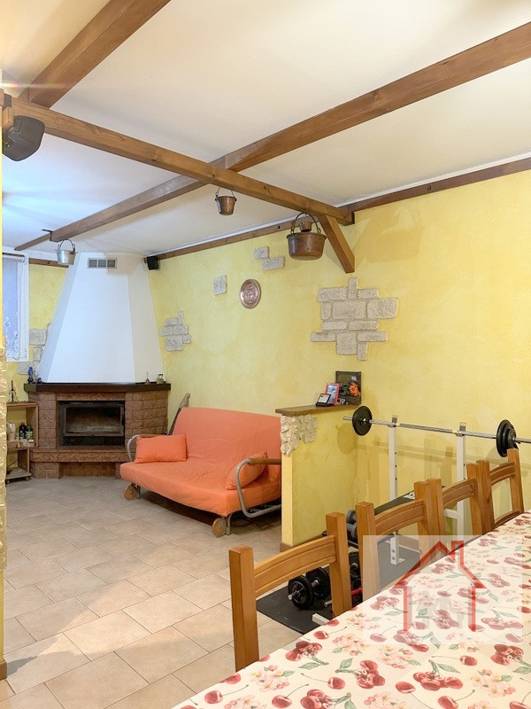 L’Agenzia Immobiliare Luxor propone in vendita una splendida porzione di testa in trifamiliare si...