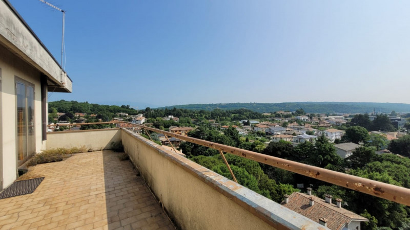 Scopri questo splendido attico quadrilocale situato nel cuore di Montebelluna, in posizione centr...