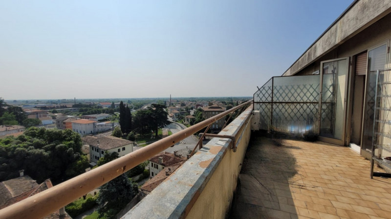 Scopri questo splendido attico quadrilocale situato nel cuore di Montebelluna, in posizione centr...