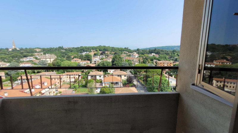 Scopri questo splendido attico quadrilocale situato nel cuore di Montebelluna, in posizione centr...