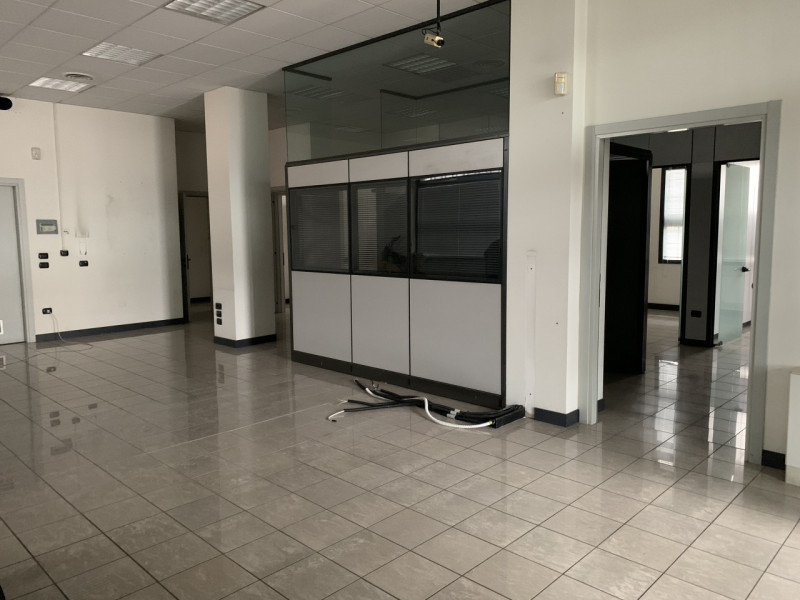 ZONA CENTRALE di forte passaggio, proponiamo in affitto ufficio di circa 160 mq. diviso intername...