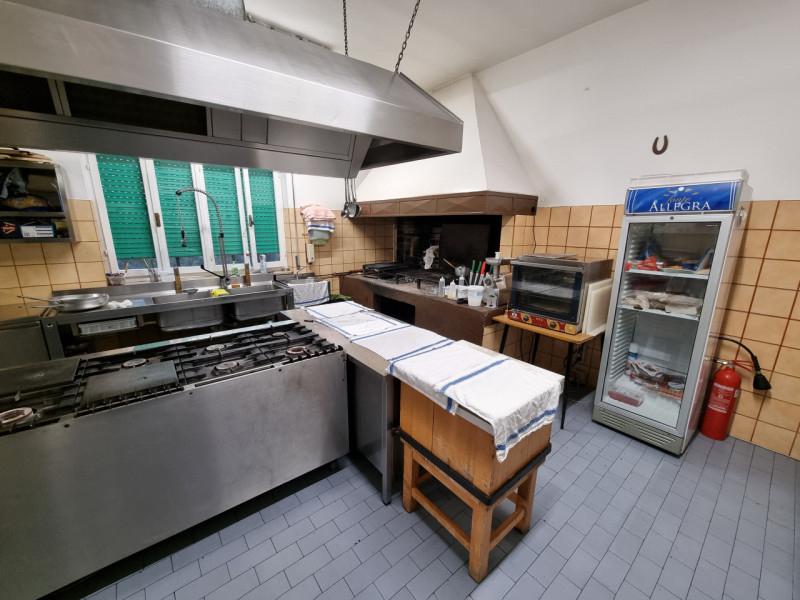 Situato ad Alonte in posizione con ampia visibilità e prossima alla Zona Industriale-Artigianale,...