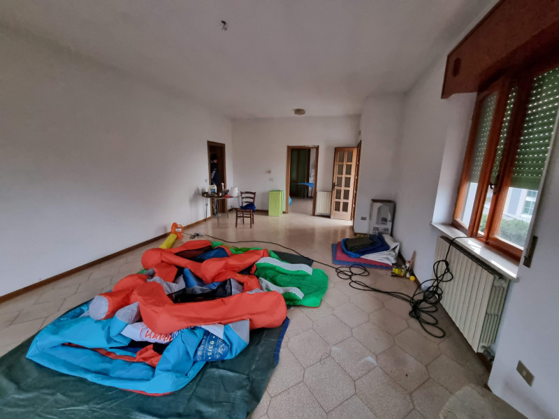 Situato ad Alonte in posizione con ampia visibilità e prossima alla Zona Industriale-Artigianale,...