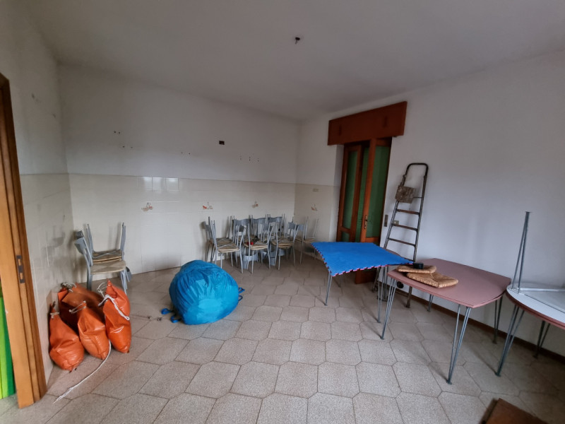 Situato ad Alonte in posizione con ampia visibilità e prossima alla Zona Industriale-Artigianale,...