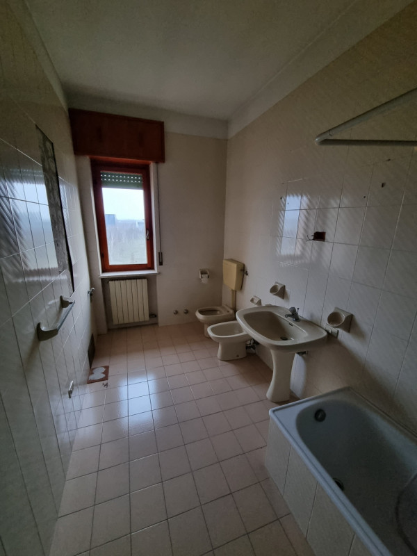 Situato ad Alonte in posizione con ampia visibilità e prossima alla Zona Industriale-Artigianale,...